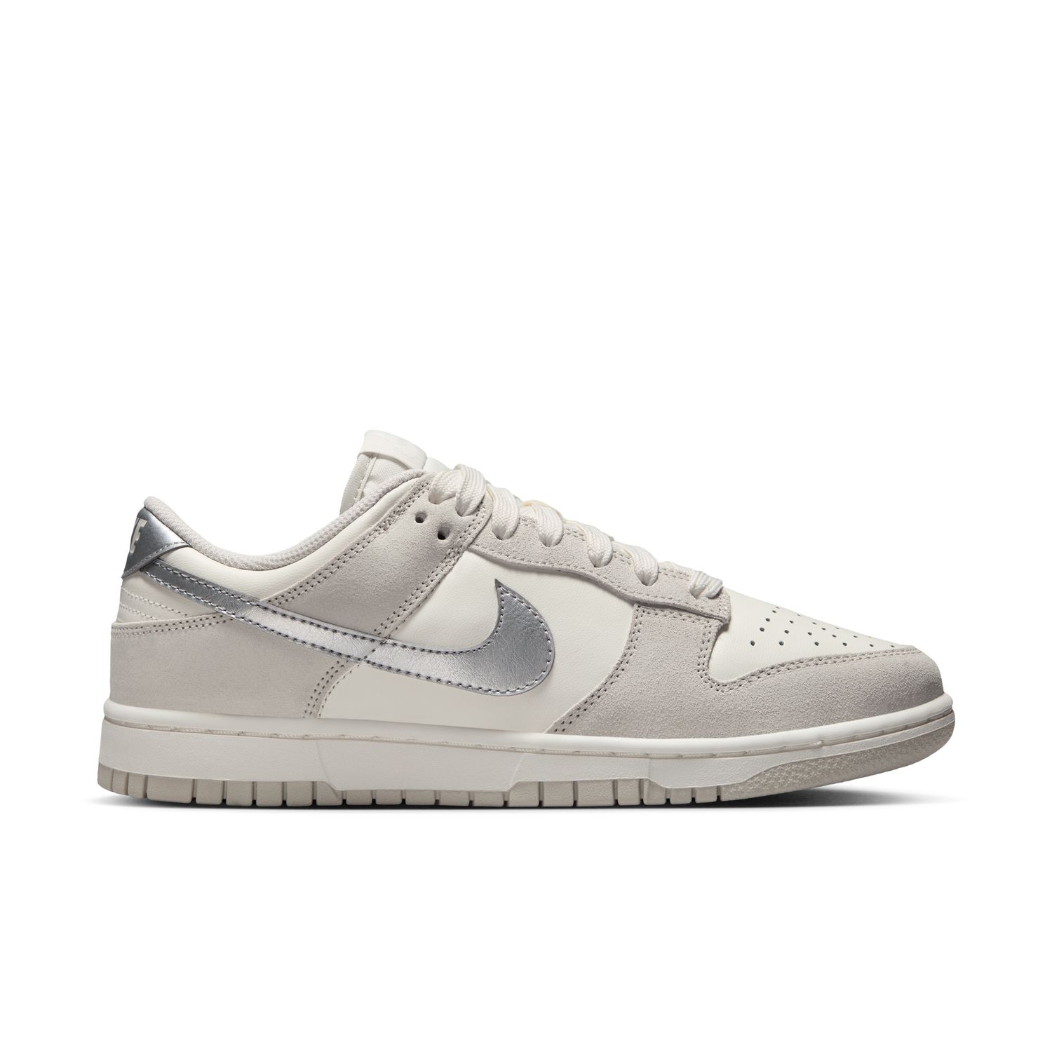 Nike Dunk Low "Silver Swoosh" Wmns - Dámské - Tenisky Nike - Bílé - II7651-133 - Velikost: 36
