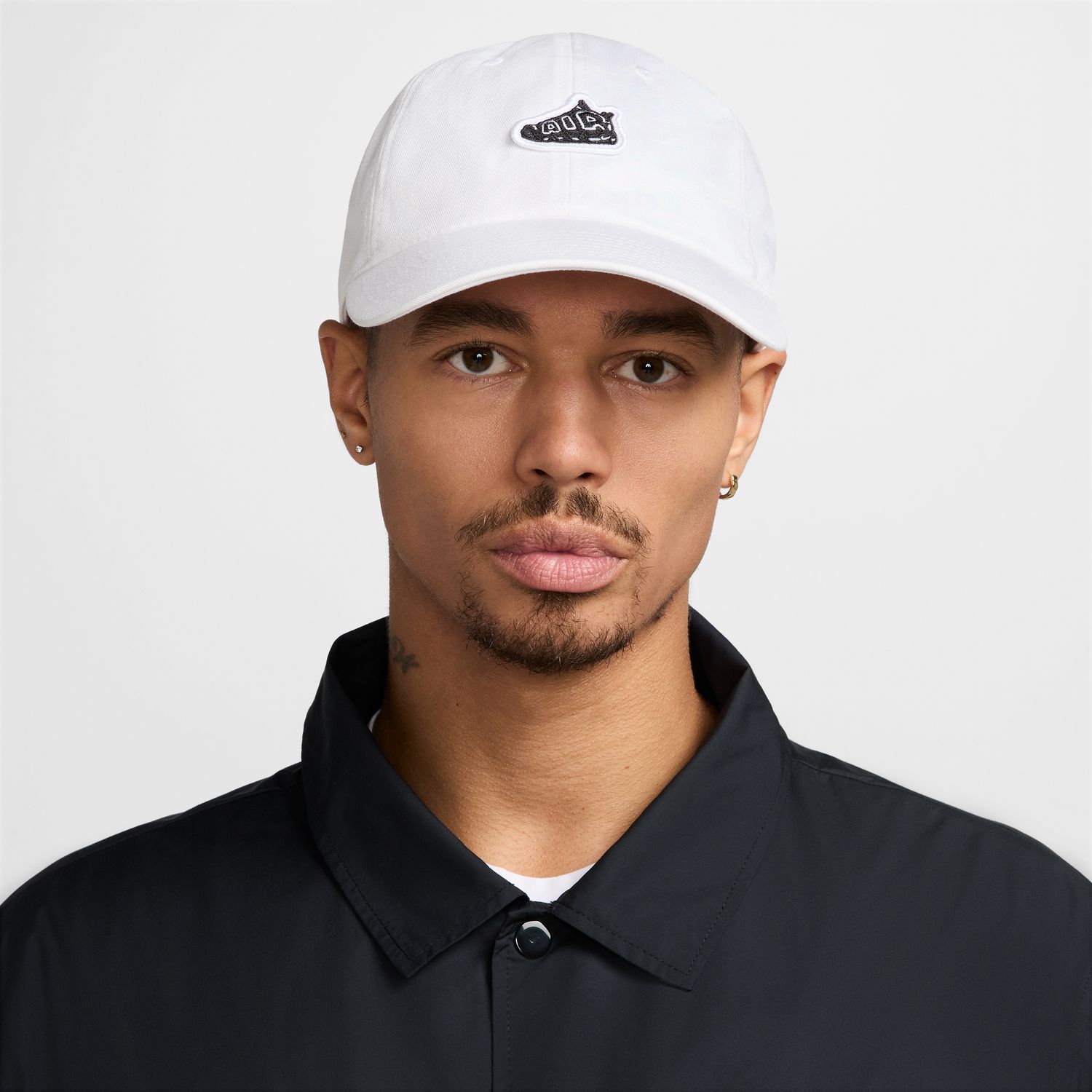 Nike Club Unstructured Patch Cap White - Unisex - Kšiltovka Nike - Bílé - HF0867-100 - Velikost: L/XL