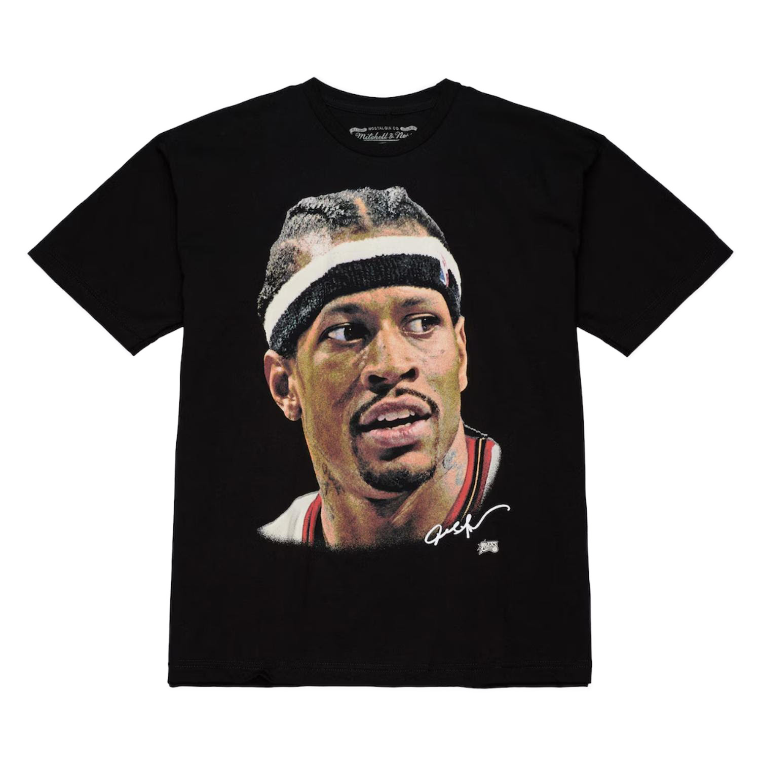 Mitchell & Ness NBA Real 76ers Allen Iverson Big Face Tee - Pánské - Triko Mitchell & Ness - Černé - TP12224-P76BLCK - Velikost: 2XL